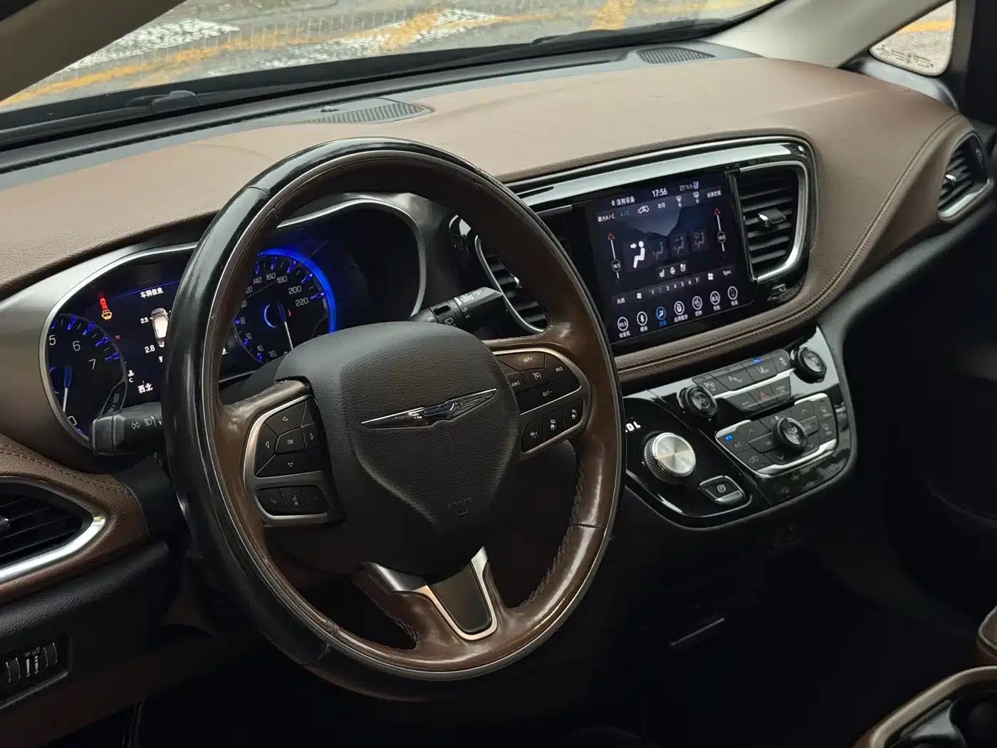 2017 Imported Grand Voyager 3.6L Premium Edition — миниатюра 17
