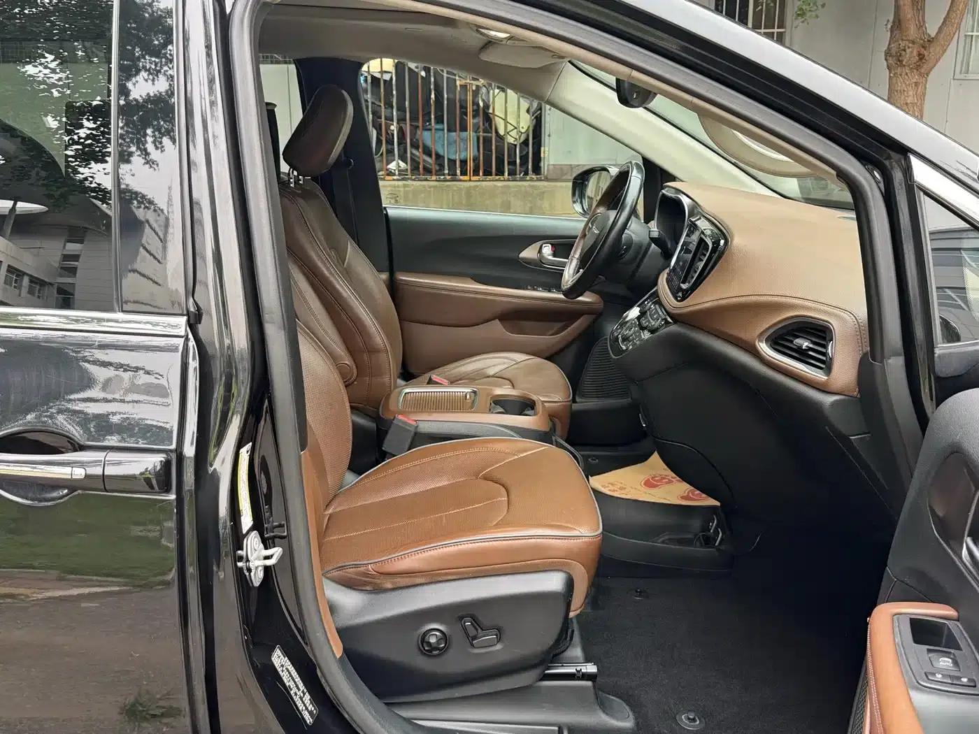 2017 Imported Grand Voyager 3.6L Premium Edition — миниатюра 18