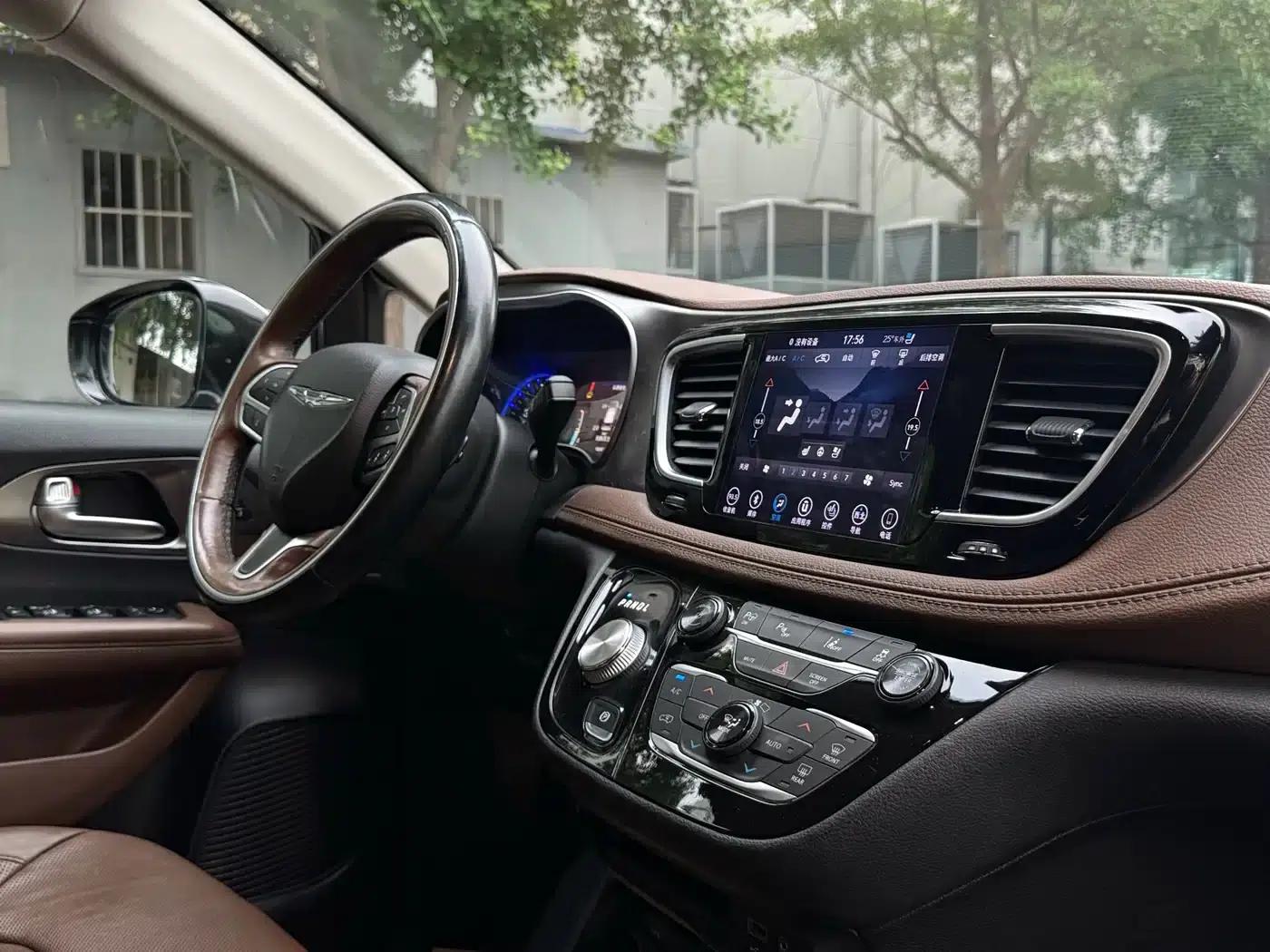 2017 Imported Grand Voyager 3.6L Premium Edition — миниатюра 19