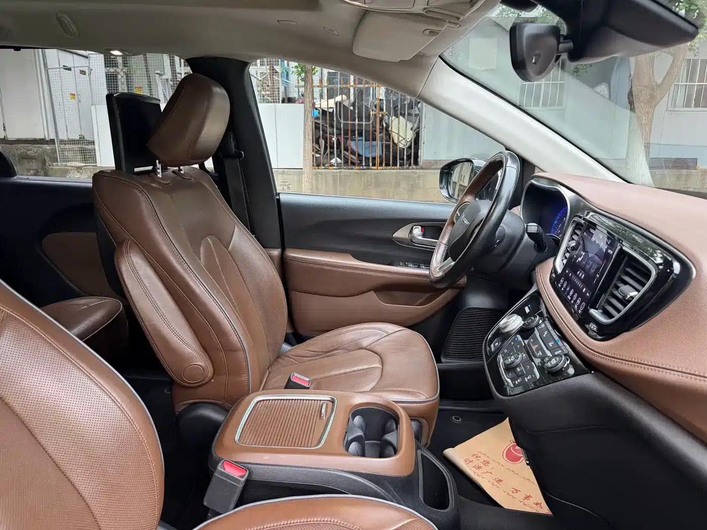 2017 Imported Grand Voyager 3.6L Premium Edition — миниатюра 20