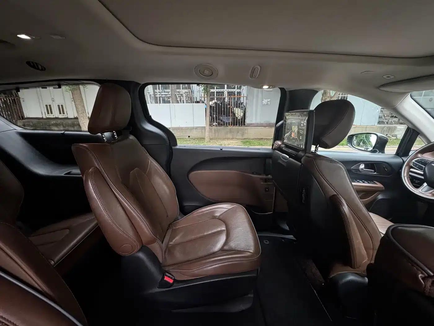 2017 Imported Grand Voyager 3.6L Premium Edition — миниатюра 21