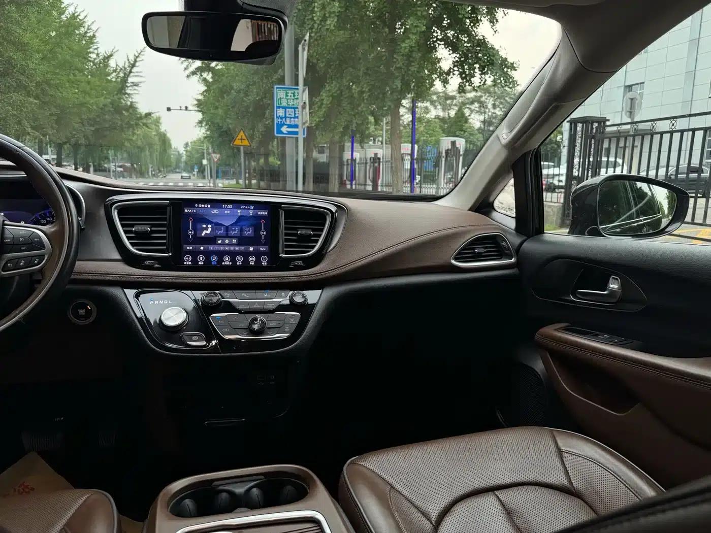 2017 Imported Grand Voyager 3.6L Premium Edition — миниатюра 22