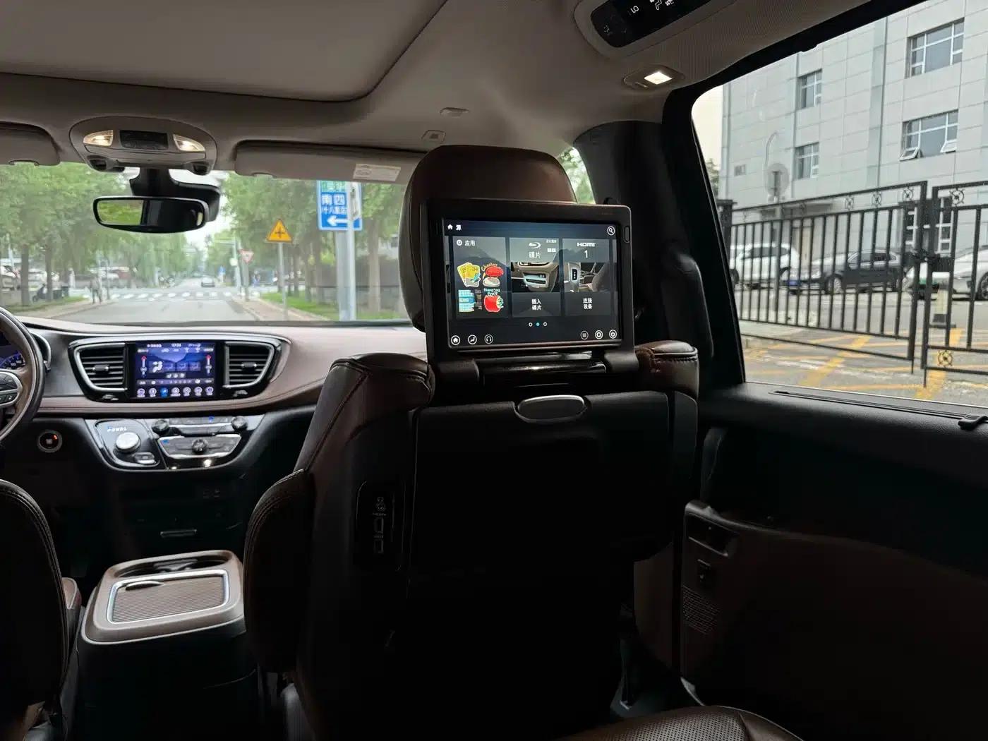 2017 Imported Grand Voyager 3.6L Premium Edition — миниатюра 23
