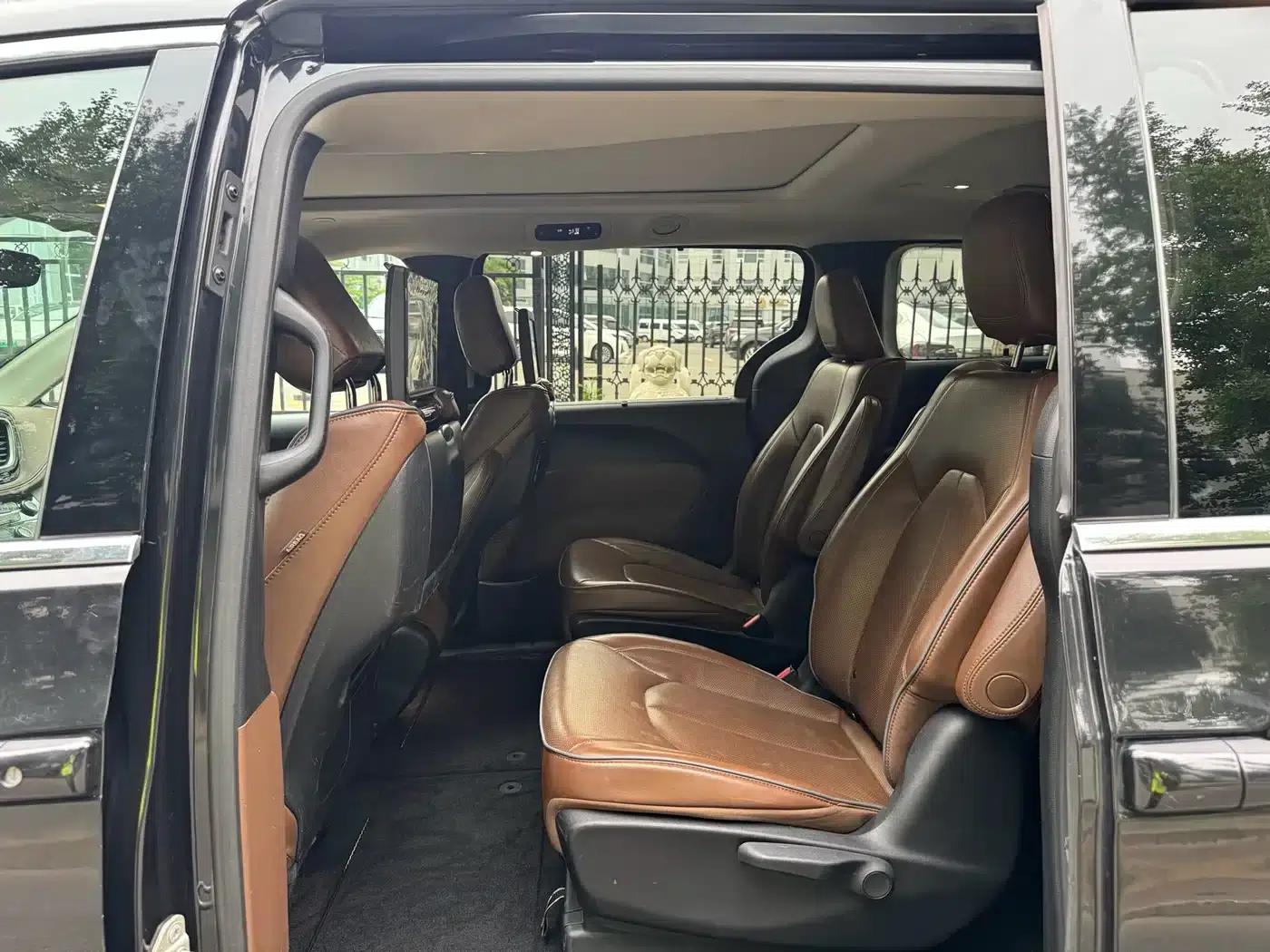 2017 Imported Grand Voyager 3.6L Premium Edition — миниатюра 25