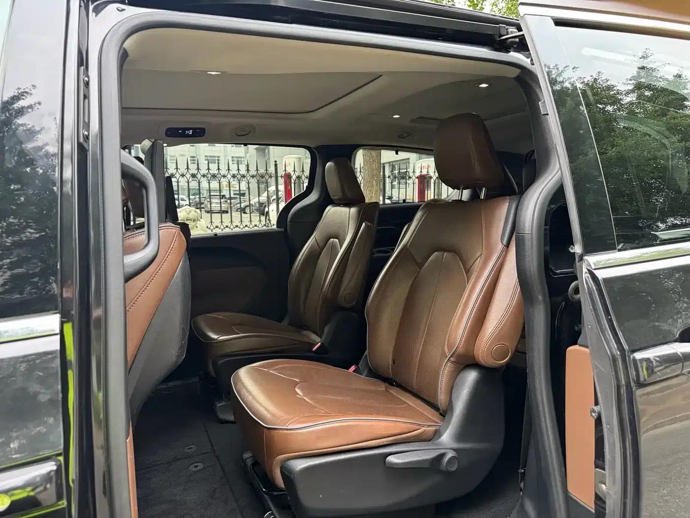 2017 Imported Grand Voyager 3.6L Premium Edition — миниатюра 26