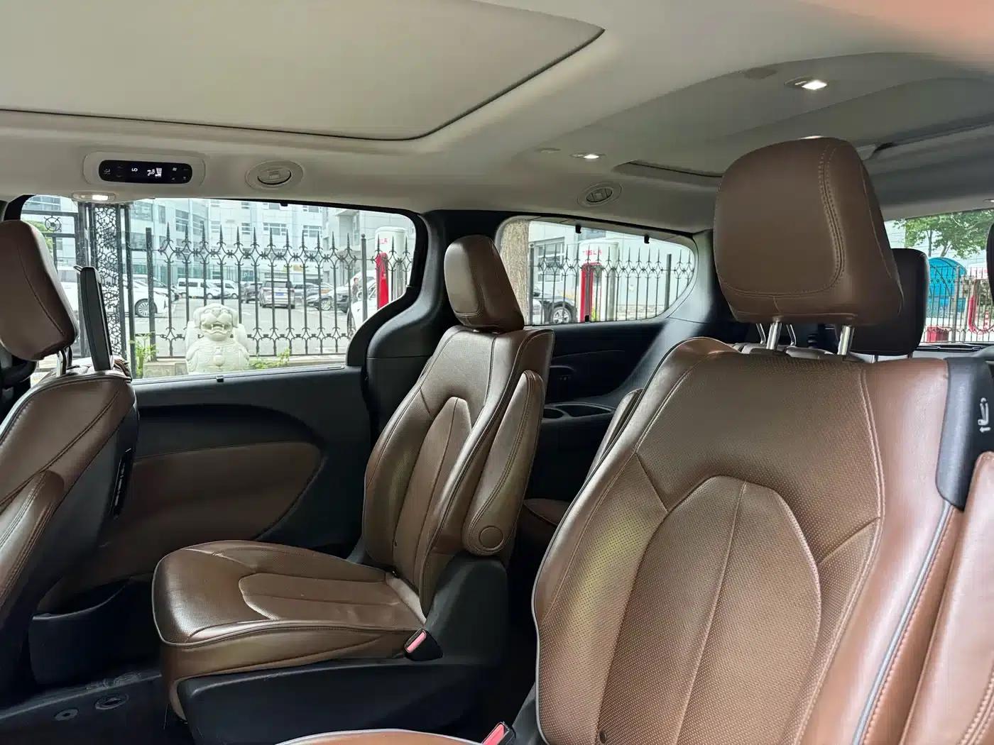 2017 Imported Grand Voyager 3.6L Premium Edition — миниатюра 27