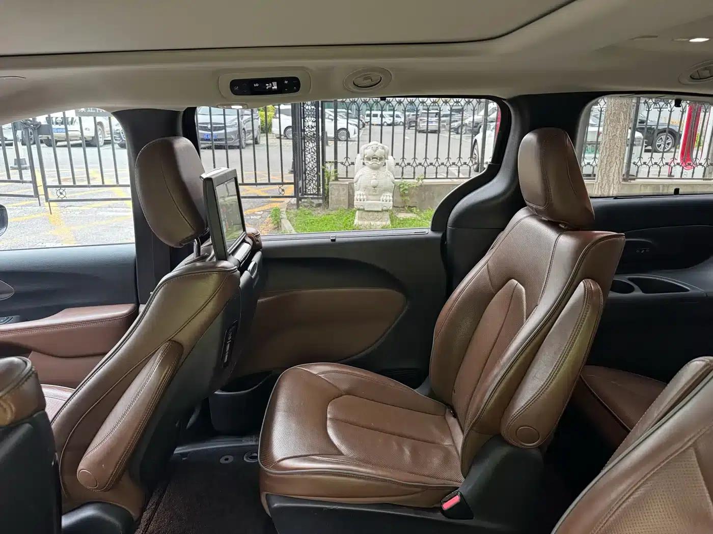 2017 Imported Grand Voyager 3.6L Premium Edition — миниатюра 28