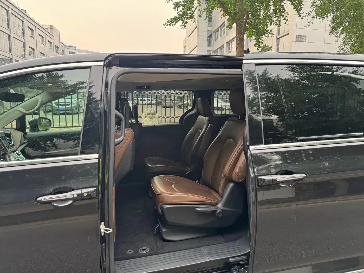 2017 Imported Grand Voyager 3.6L Premium Edition — миниатюра 29