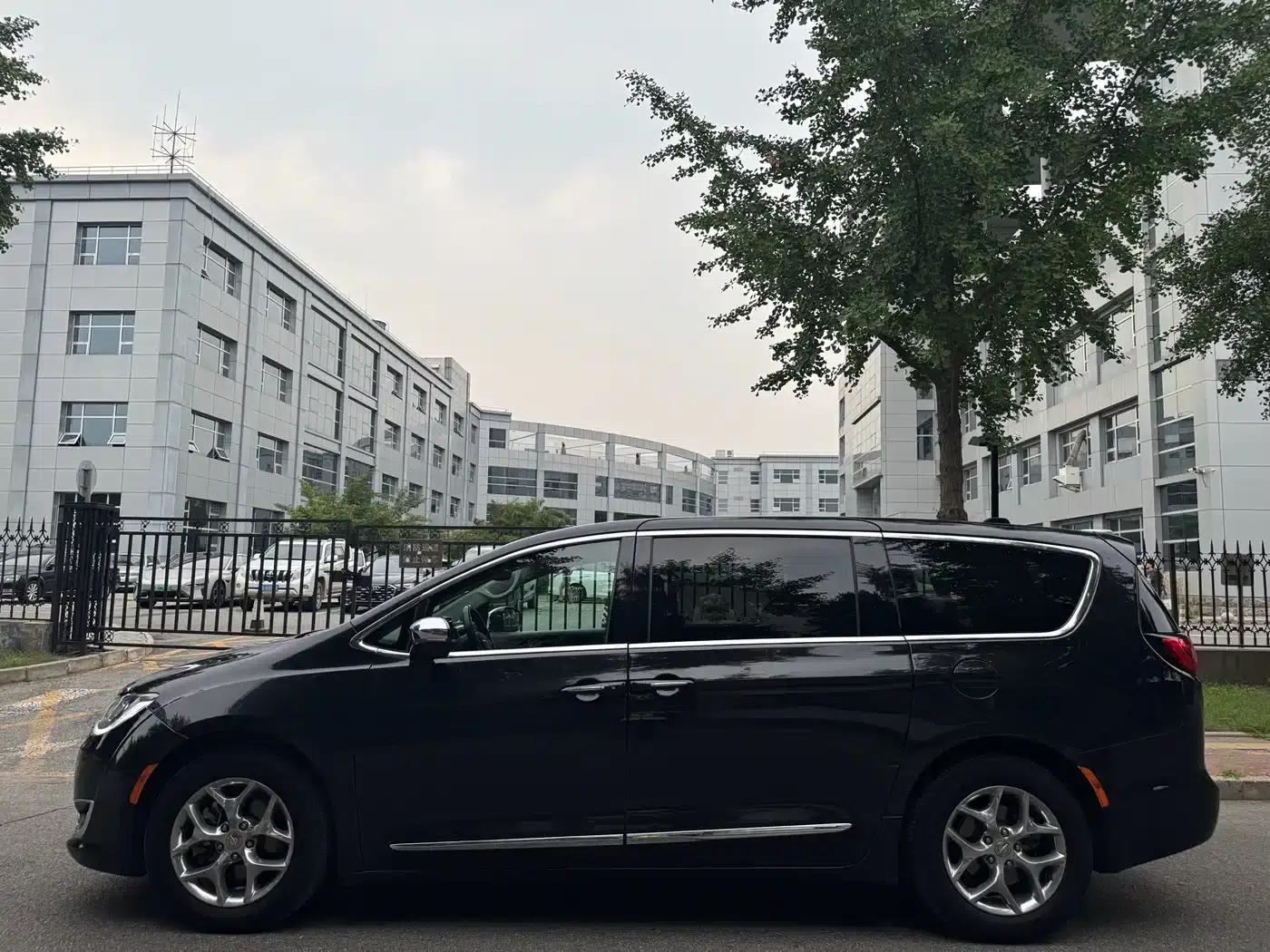2017 Imported Grand Voyager 3.6L Premium Edition — миниатюра 30