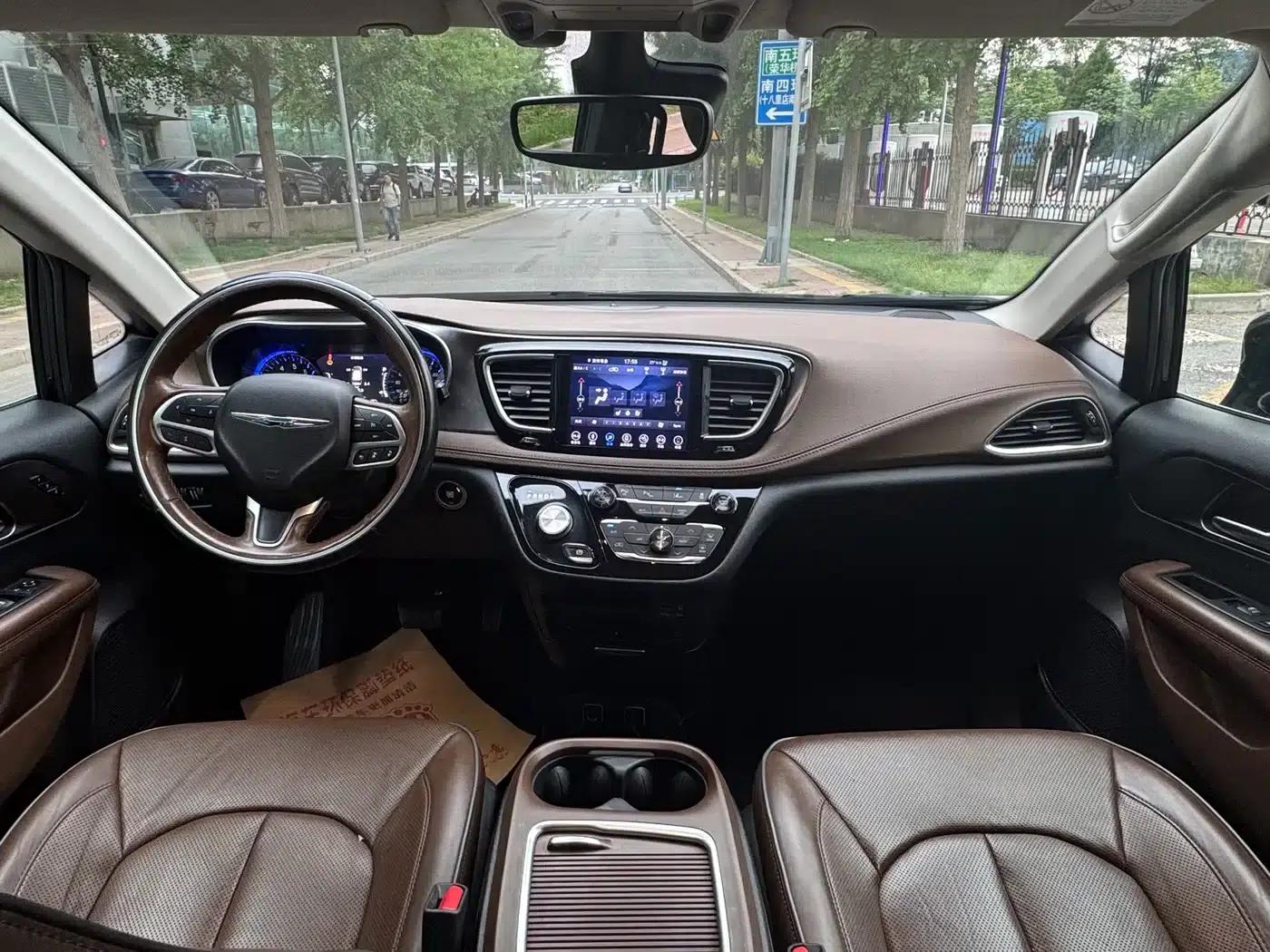 2017 Imported Grand Voyager 3.6L Premium Edition — миниатюра 8