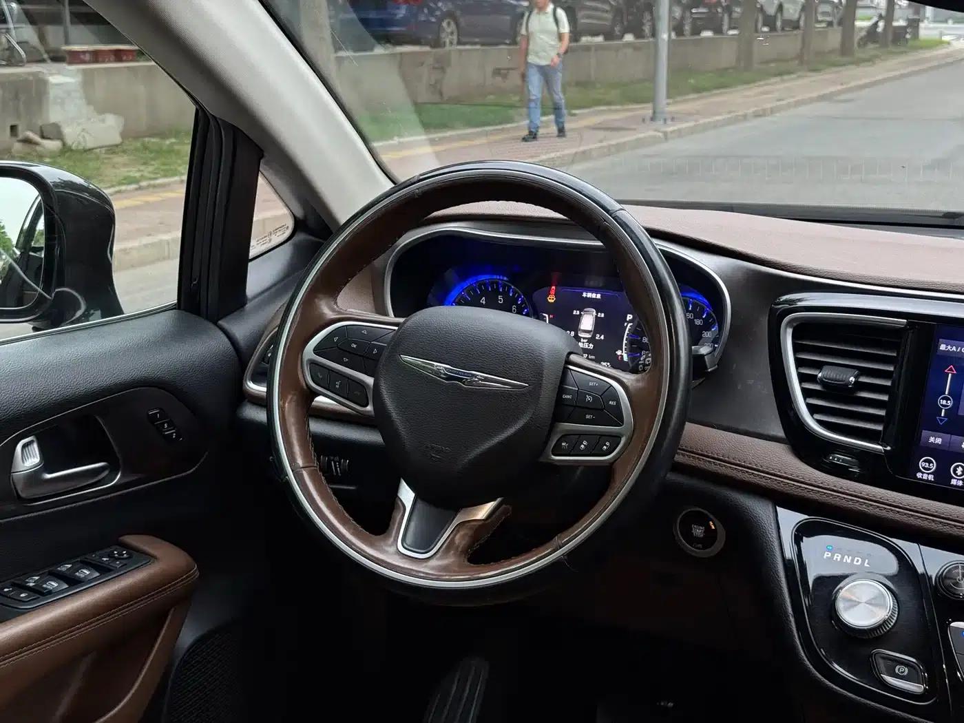 2017 Imported Grand Voyager 3.6L Premium Edition — миниатюра 9