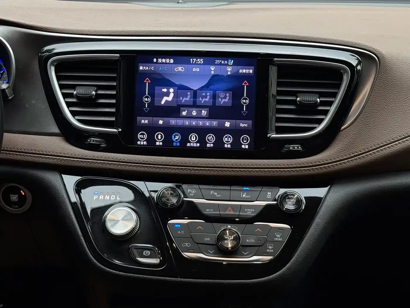 2017 Imported Grand Voyager 3.6L Premium Edition — миниатюра 10