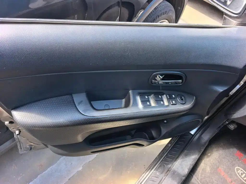 Carens 2011 2.0L 7-seater Automatic Standard Edition — миниатюра 6