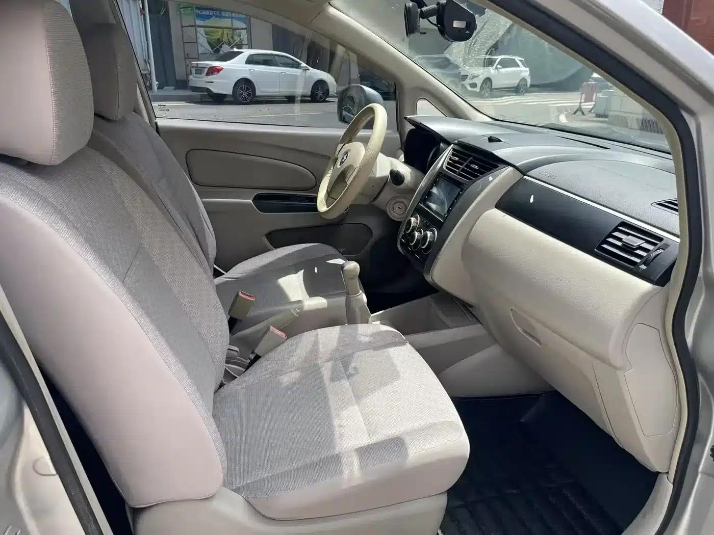Venucia D50 2015 1.6L Manual Fashion Edition — миниатюра 9