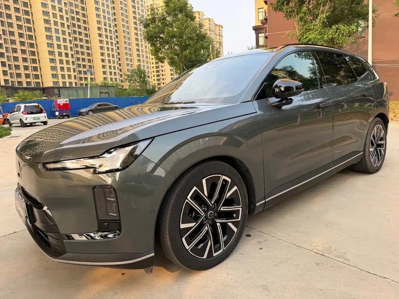 2026 Volvo XC70 Plug-in Hybrid, All-Wheel Drive, Long Range Core — миниатюра 2