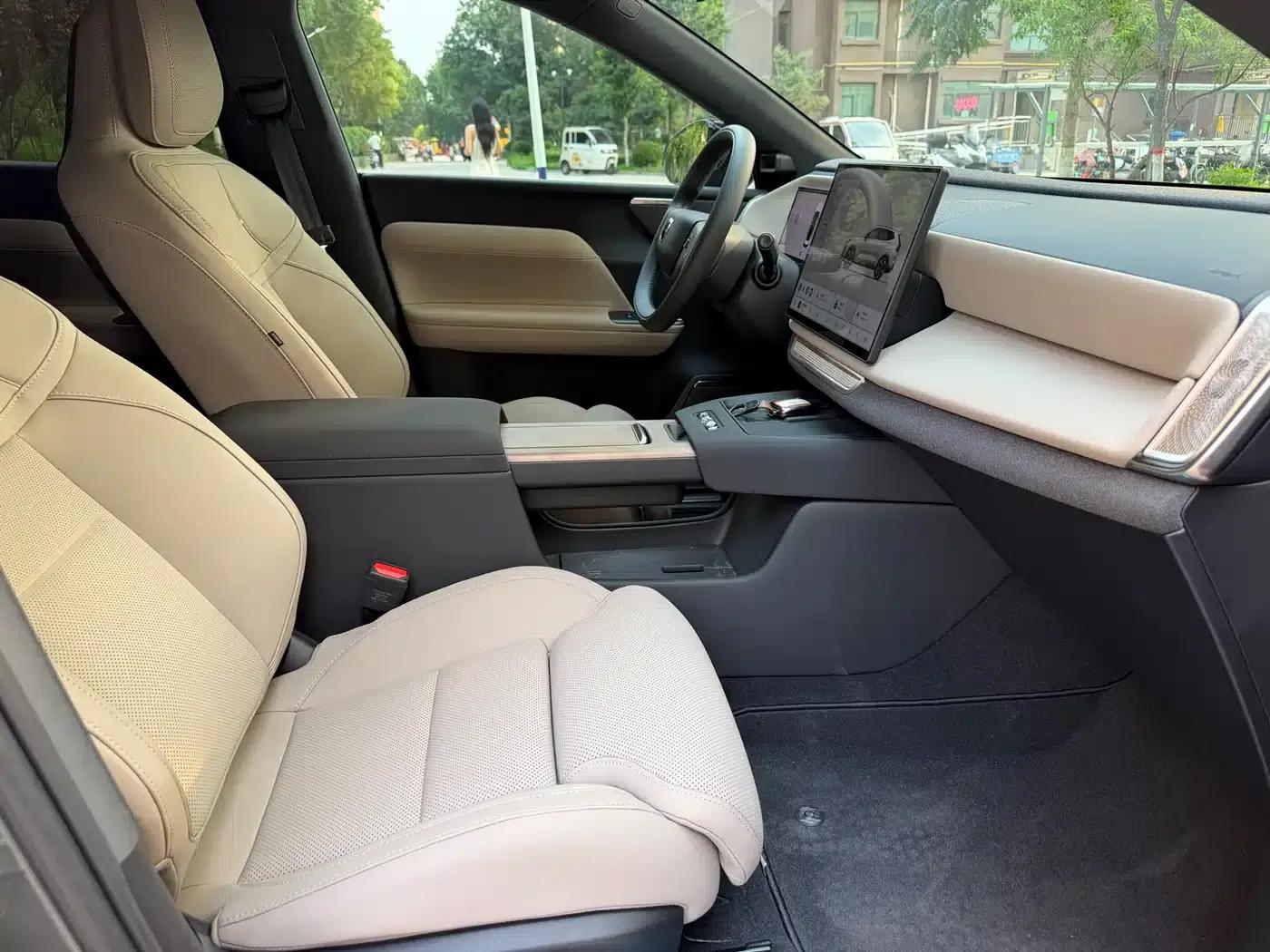 2026 Volvo XC70 Plug-in Hybrid, All-Wheel Drive, Long Range Core — миниатюра 15