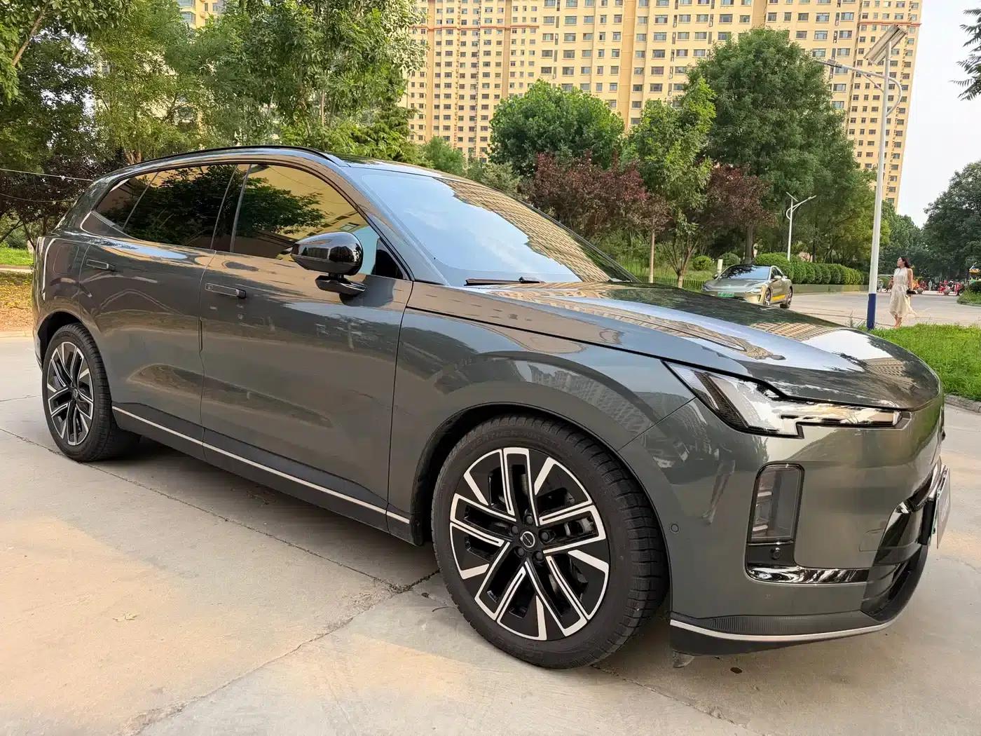 2026 Volvo XC70 Plug-in Hybrid, All-Wheel Drive, Long Range Core — миниатюра 3