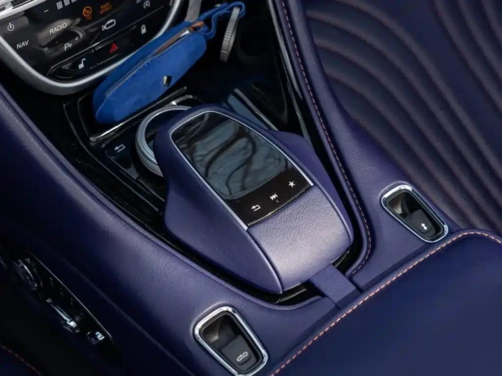 Aston Martin DB11 2019 4.0T V8 Volante — миниатюра 14