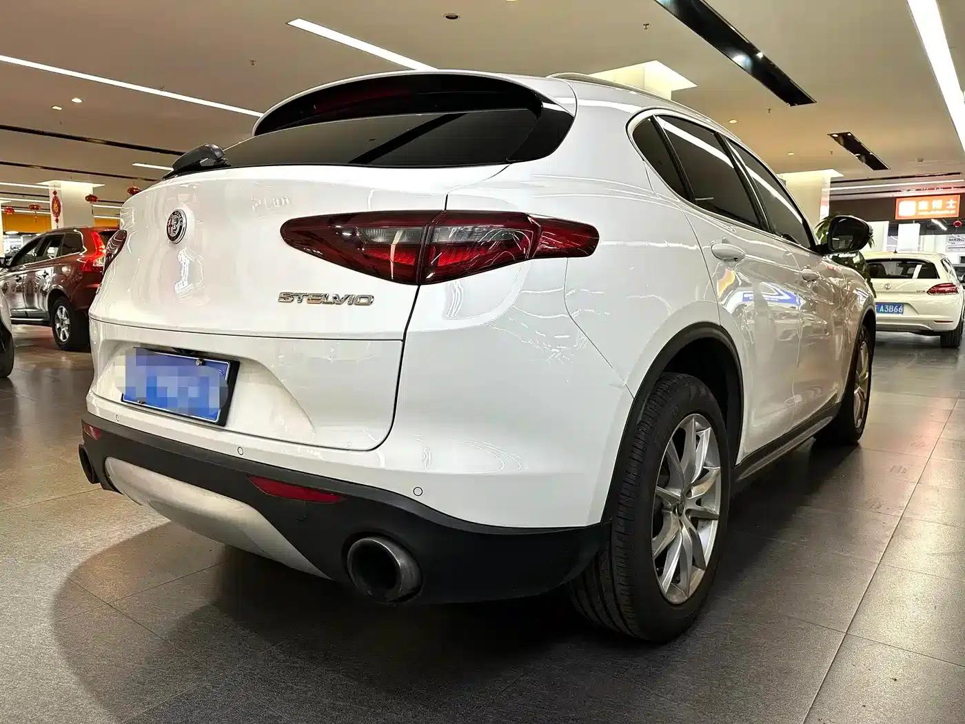 2017 Stelvio 2.0T 200HP Luxury Edition — миниатюра 3