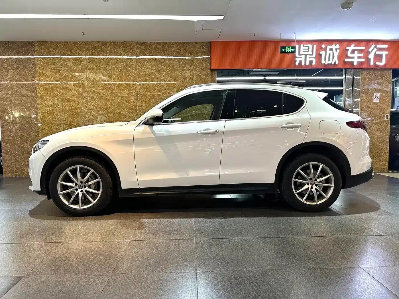 2017 Stelvio 2.0T 200HP Luxury Edition — миниатюра 4