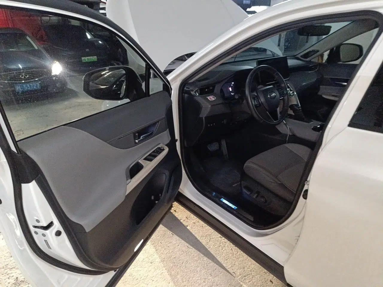 Toyota Venza 2022 Dual-Engine 2.5L CVT Two-Wheel Drive Prestige Edition — миниатюра 16