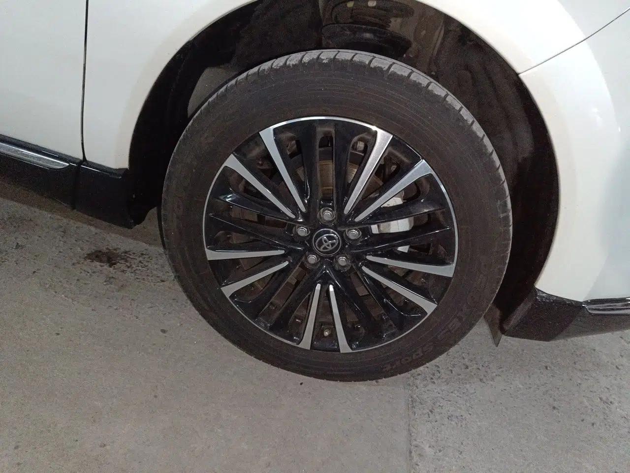 Toyota Venza 2022 Dual-Engine 2.5L CVT Two-Wheel Drive Prestige Edition — миниатюра 8