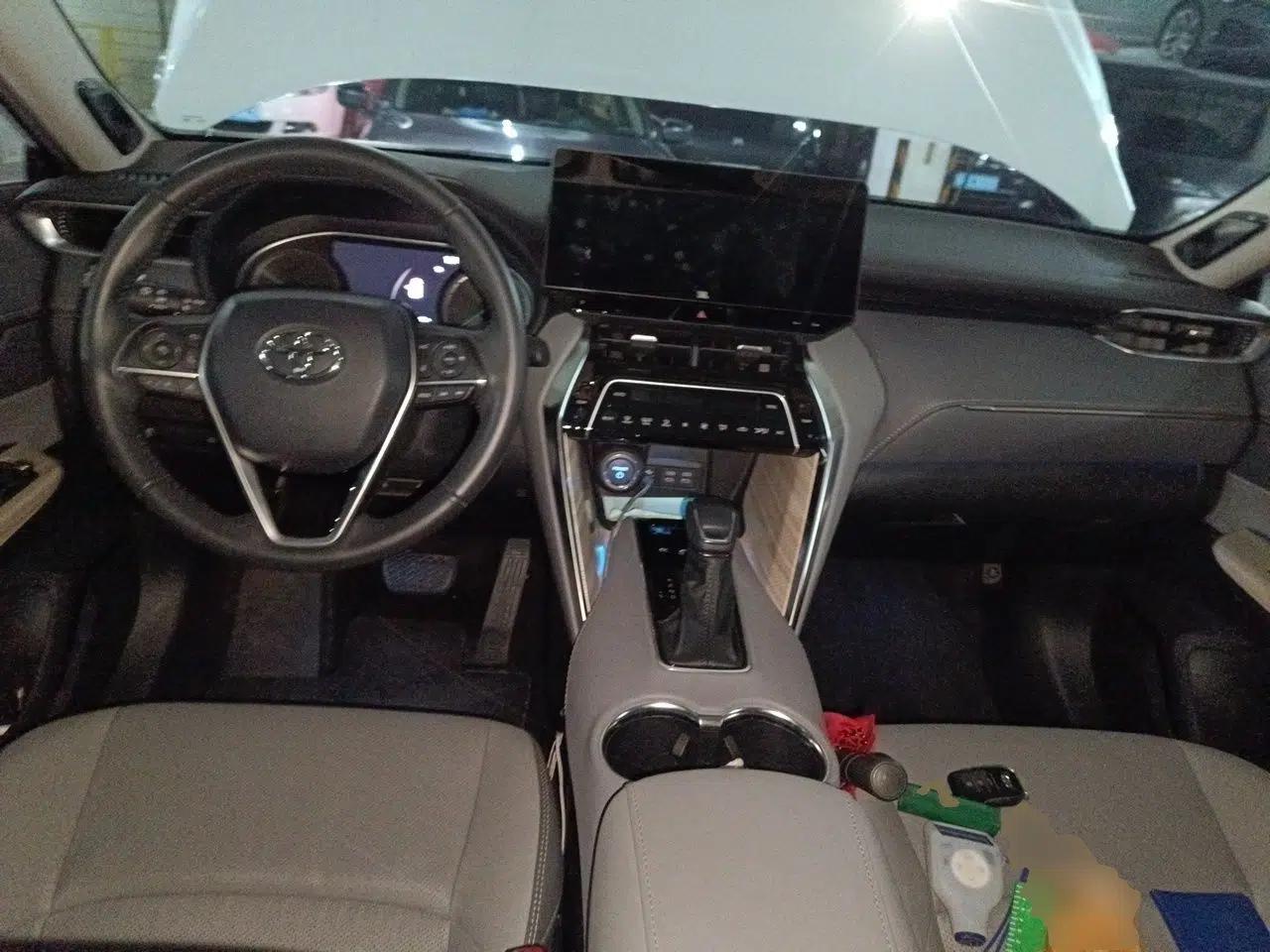 Toyota Venza 2022 Dual-Engine 2.5L CVT Two-Wheel Drive Prestige Edition — миниатюра 9