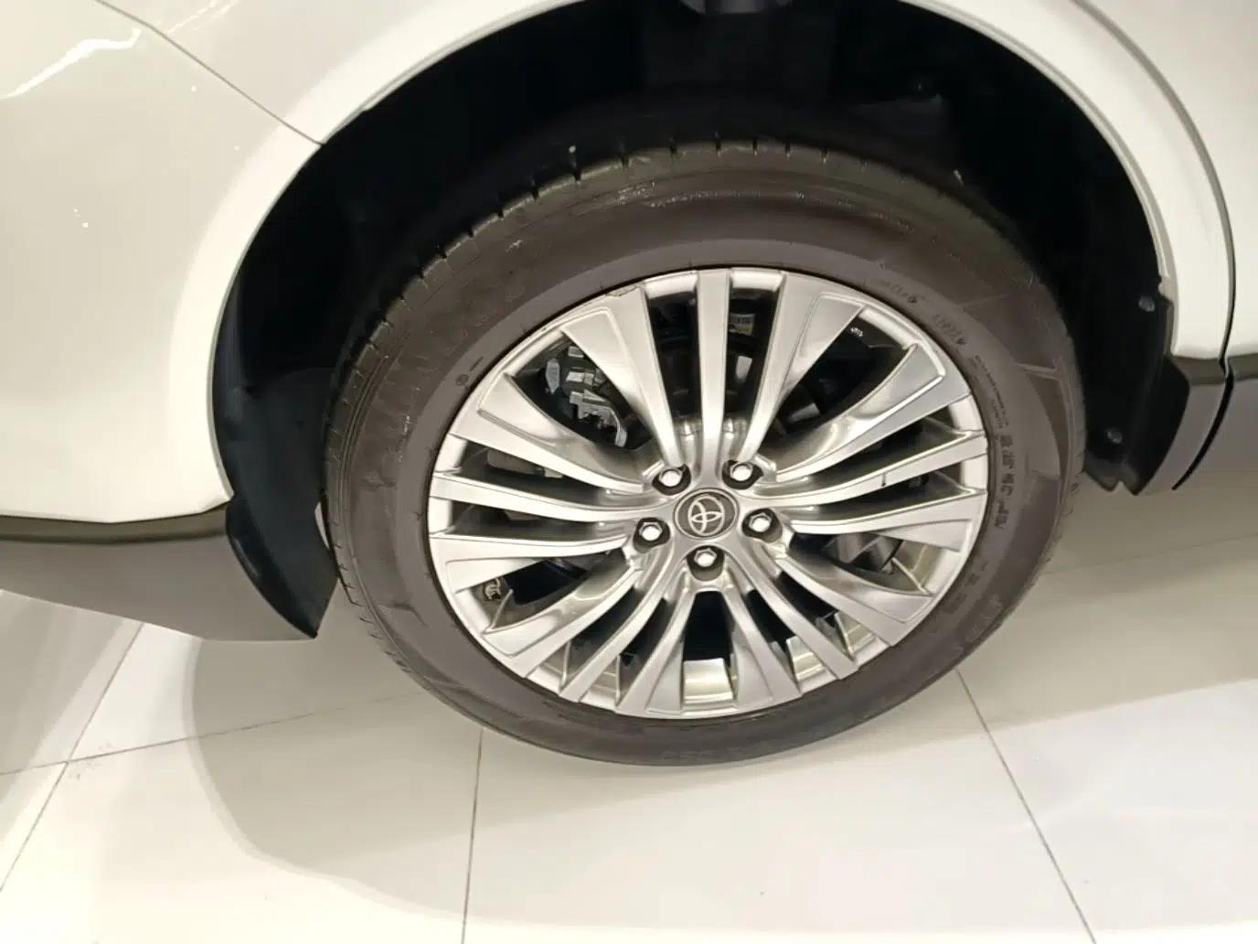 Toyota Harrier 2022 2.0L CVT Two-Wheel Drive Deluxe Edition — миниатюра 11