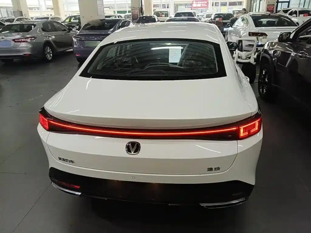 Changan Eado PHEV 2025 Smart Blue Whale 145KM Battleship Edition — миниатюра 4