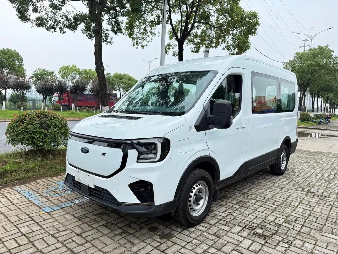 E-Transit 2024 Multipurpose Passenger Vehicle, Central Wheelbase, Central Roof, 6 Seats, 100.96kWh — миниатюра 2