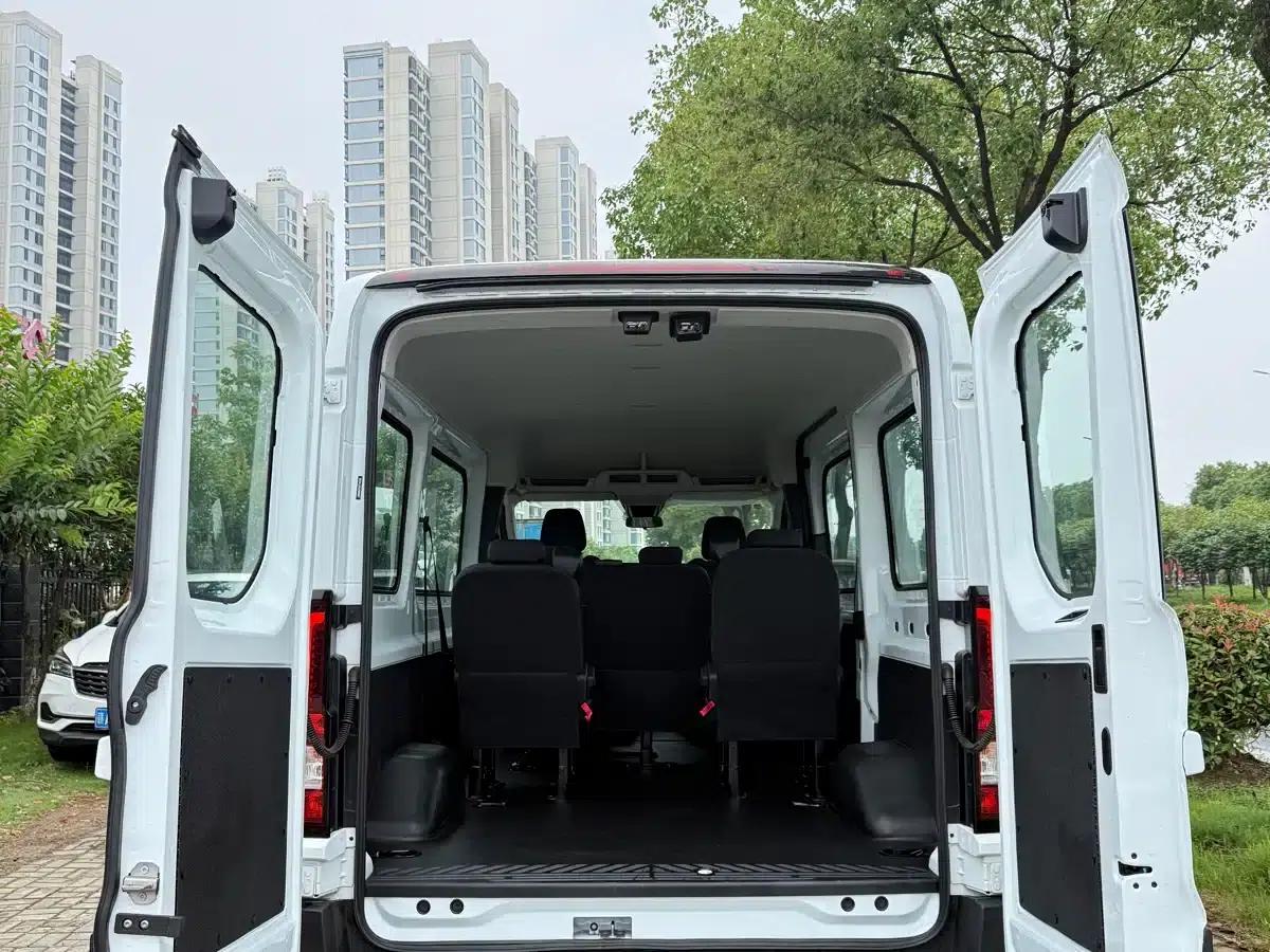 E-Transit 2024 Multipurpose Passenger Vehicle, Central Wheelbase, Central Roof, 6 Seats, 100.96kWh — миниатюра 12