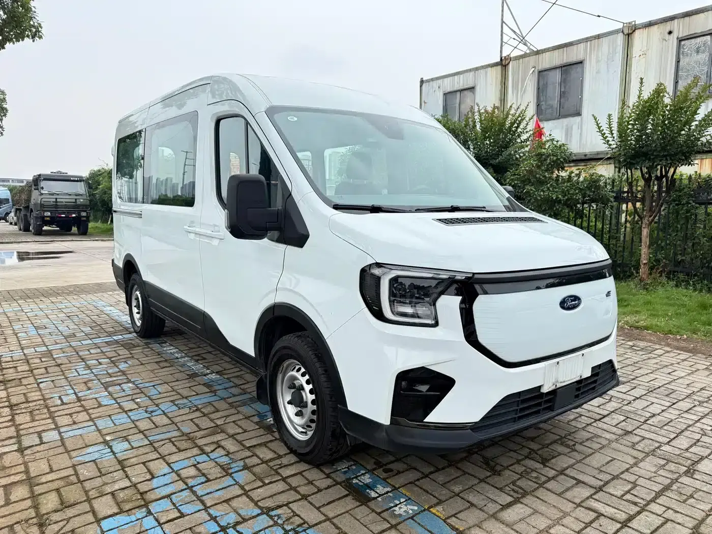 E-Transit 2024 Multipurpose Passenger Vehicle, Central Wheelbase, Central Roof, 6 Seats, 100.96kWh — миниатюра 3