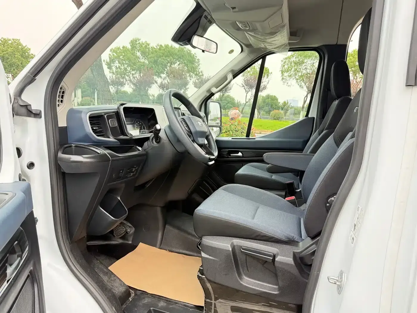 E-Transit 2024 Multipurpose Passenger Vehicle, Central Wheelbase, Central Roof, 6 Seats, 100.96kWh — миниатюра 4