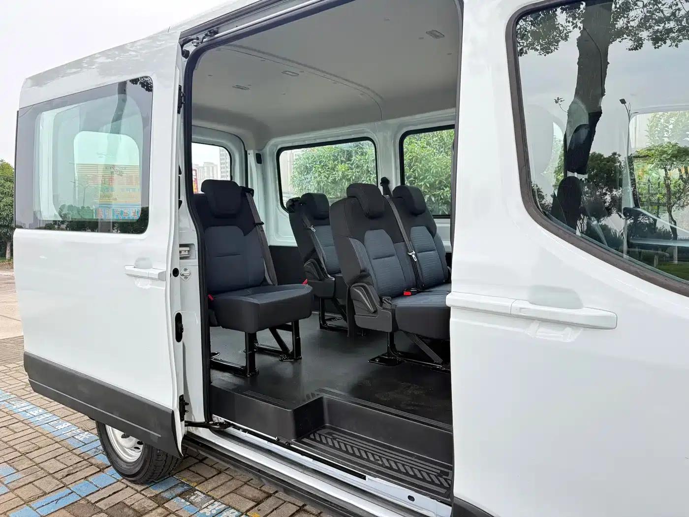 E-Transit 2024 Multipurpose Passenger Vehicle, Central Wheelbase, Central Roof, 6 Seats, 100.96kWh — миниатюра 8