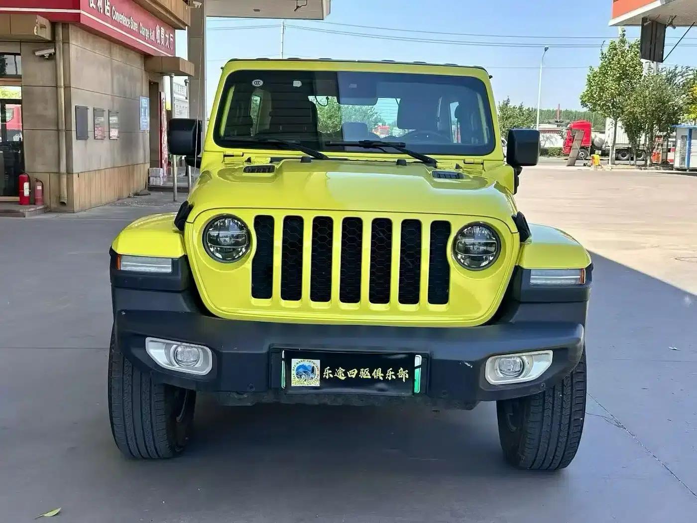 Jeep Wrangler New Energy 2022 Model 4-Door 2.0T 4xe Sahara Fluorescent Yellow Limited Edition — миниатюра 2