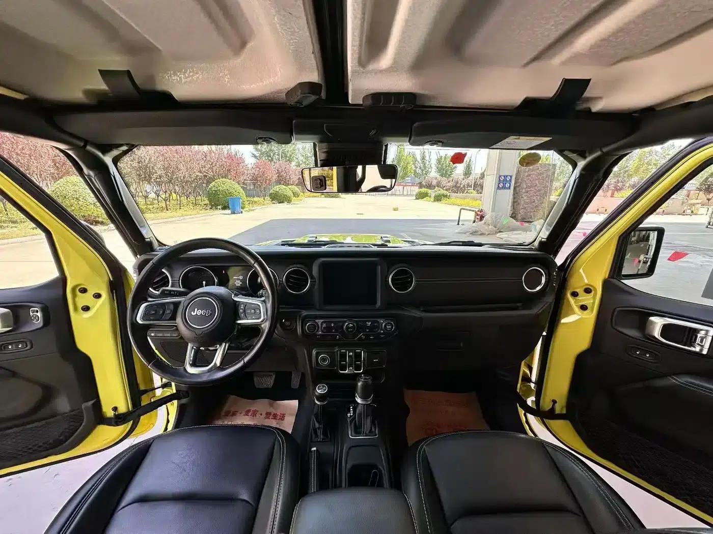 Jeep Wrangler New Energy 2022 Model 4-Door 2.0T 4xe Sahara Fluorescent Yellow Limited Edition — миниатюра 4