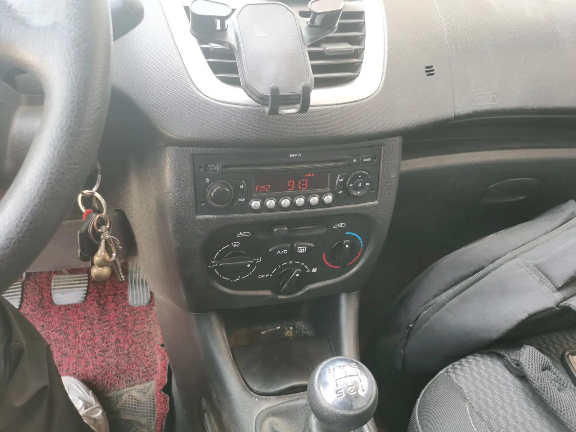 Peugeot 207 2011 Sedan 1.4L Manual Yule Edition — миниатюра 13