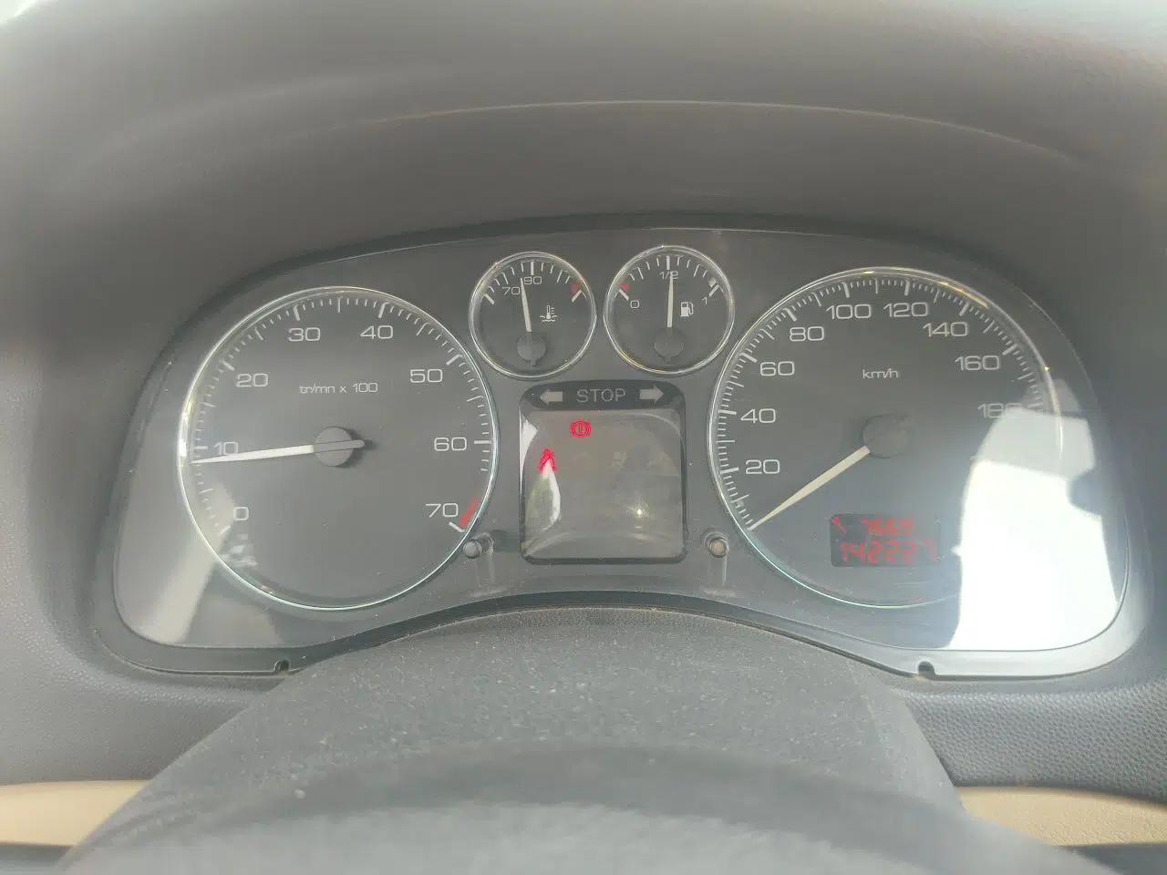 Peugeot 307 2010 Sedan 1.6L Manual Comfort Edition — миниатюра 11