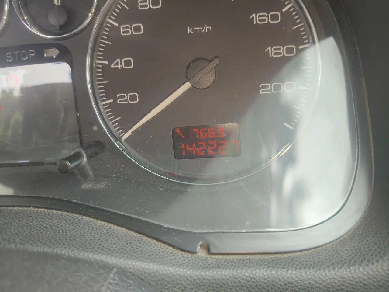 Peugeot 307 2010 Sedan 1.6L Manual Comfort Edition — миниатюра 12