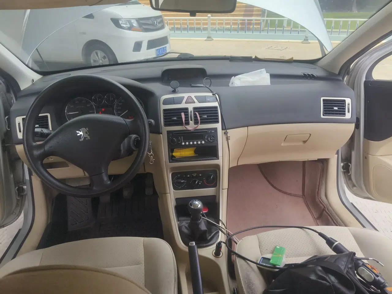 Peugeot 307 2010 Sedan 1.6L Manual Comfort Edition — миниатюра 9
