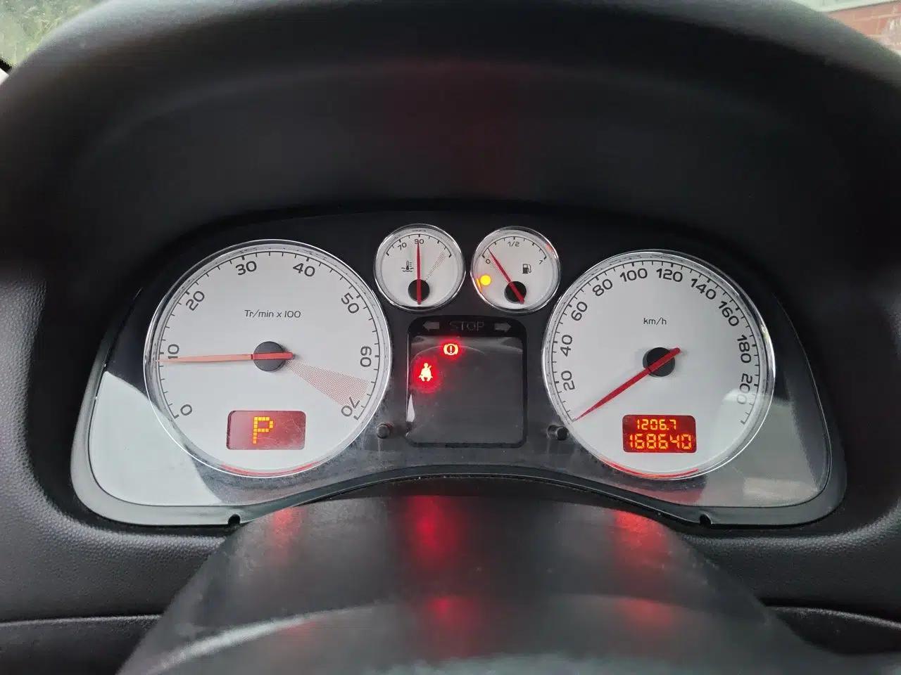 Peugeot 307 2012 1.6L Automatic CROSS — миниатюра 11