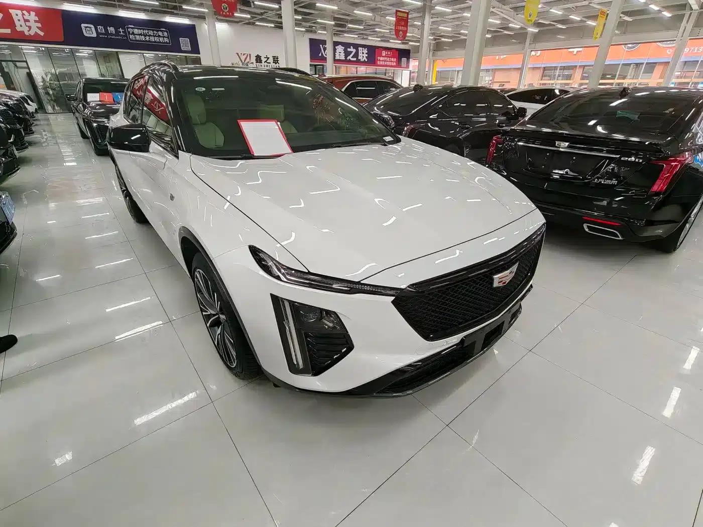 2023 Cadillac GT4 25T Premium — миниатюра 1