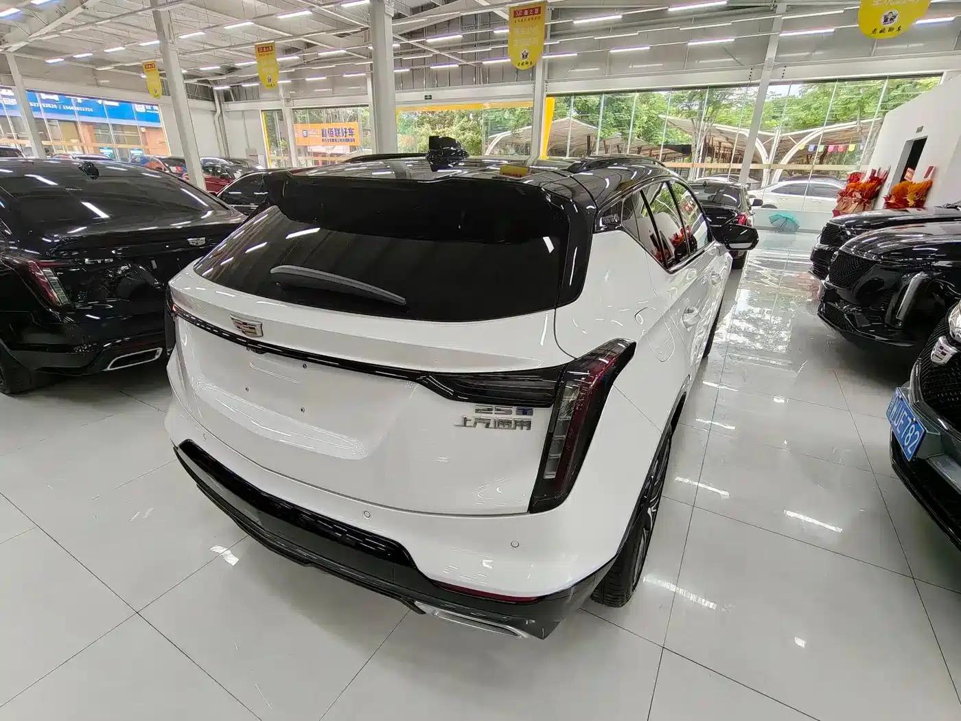 2023 Cadillac GT4 25T Premium — миниатюра 12