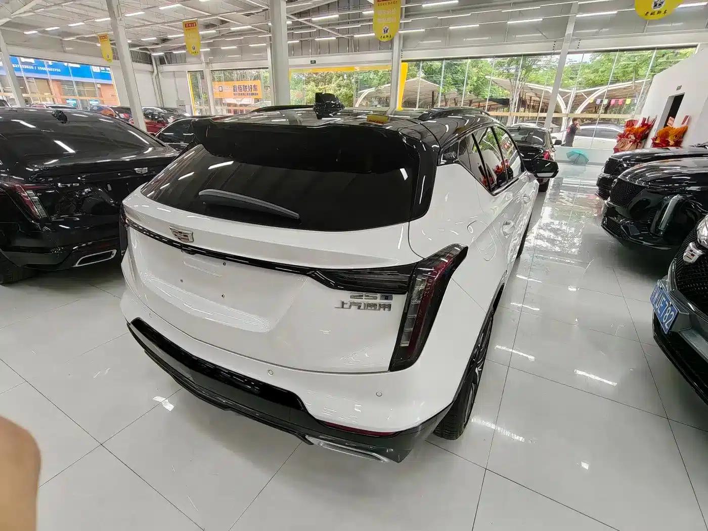 2023 Cadillac GT4 25T Premium — миниатюра 13