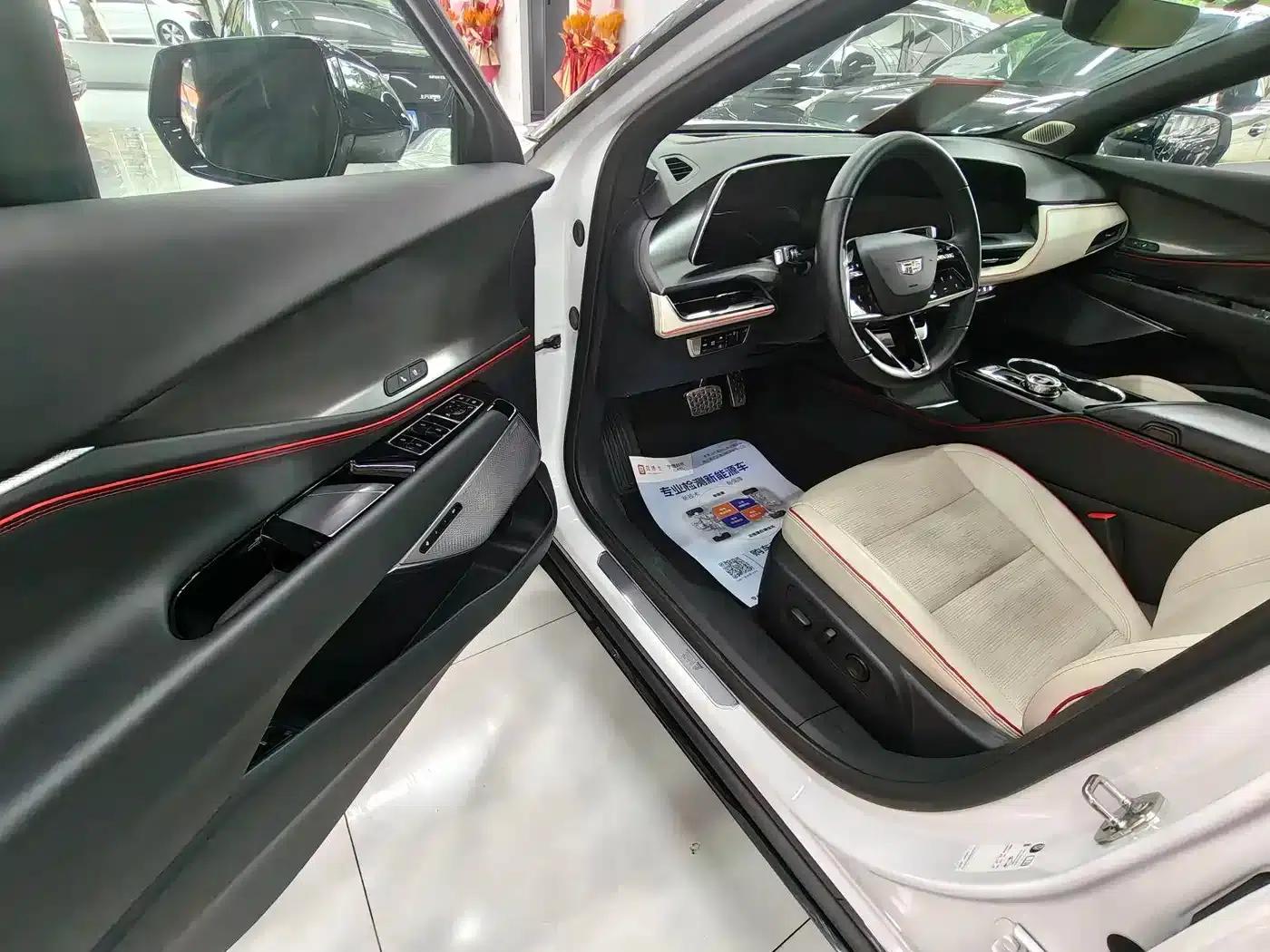 2023 Cadillac GT4 25T Premium — миниатюра 4