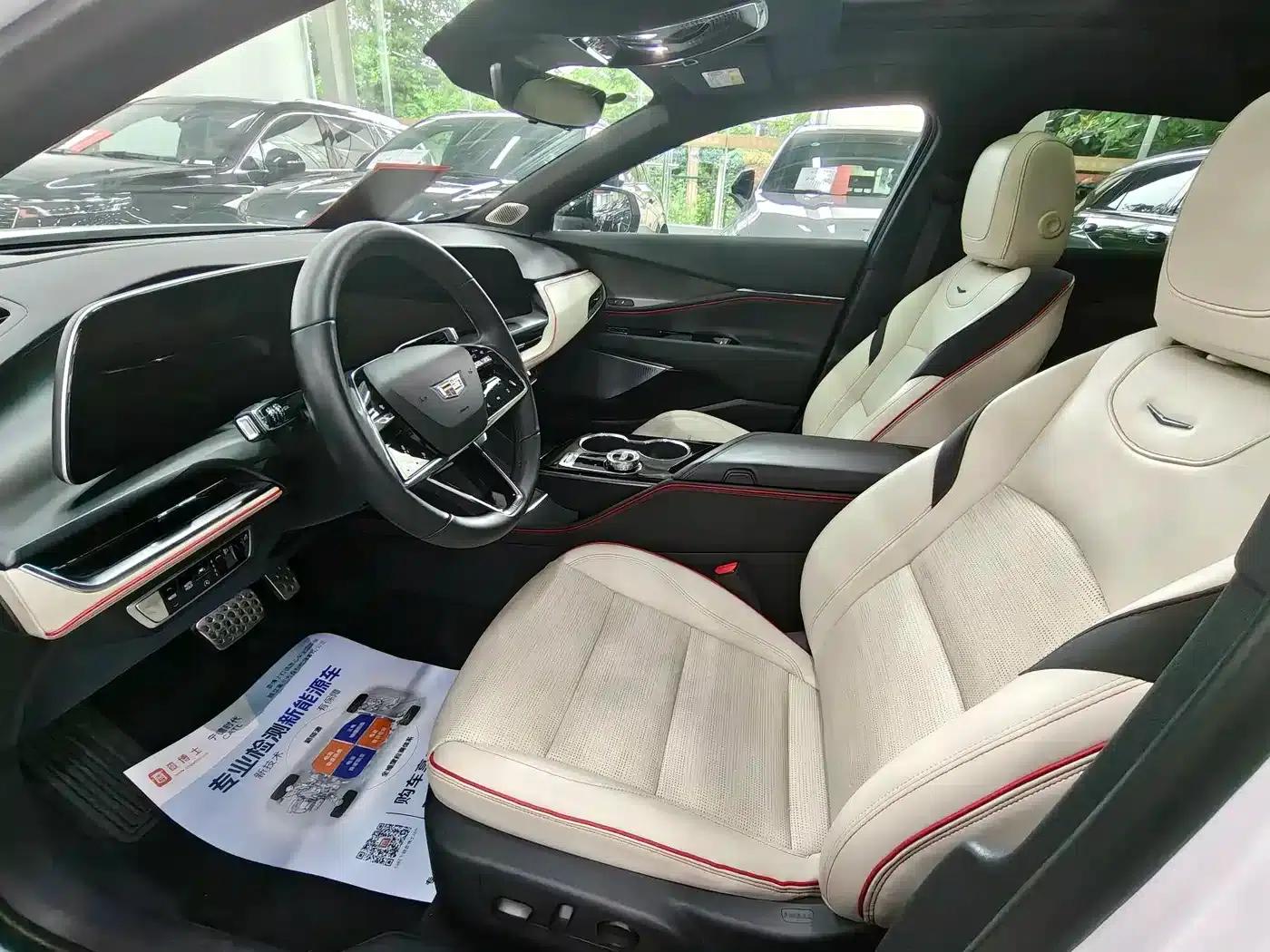 2023 Cadillac GT4 25T Premium — миниатюра 5
