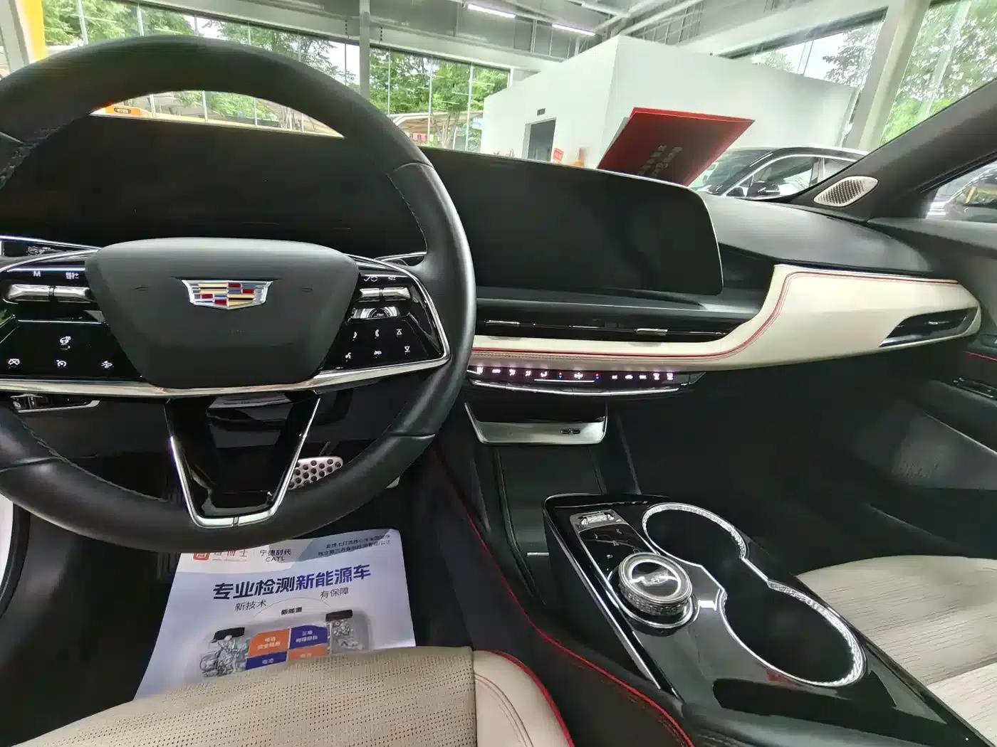 2023 Cadillac GT4 25T Premium — миниатюра 6