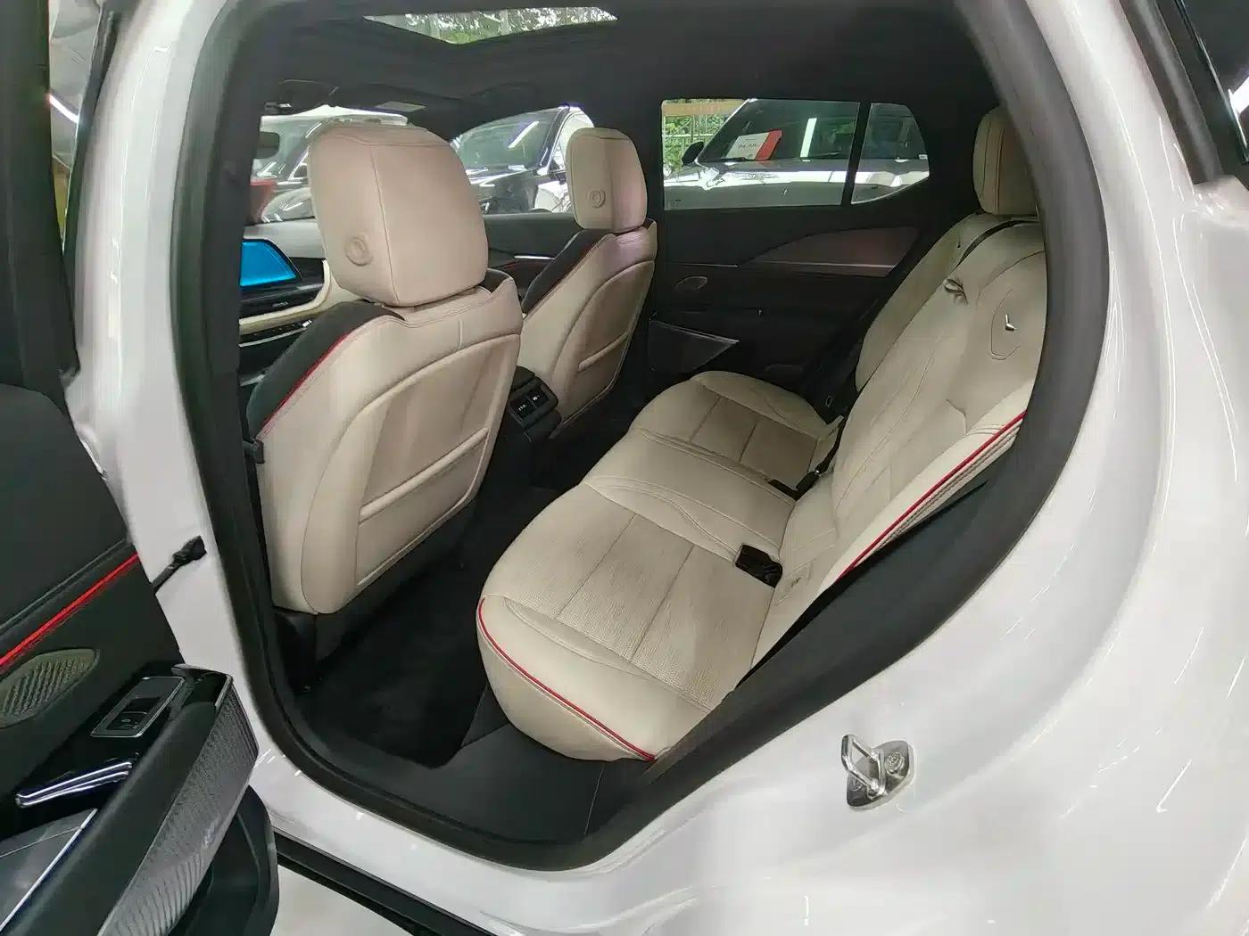 2023 Cadillac GT4 25T Premium — миниатюра 8
