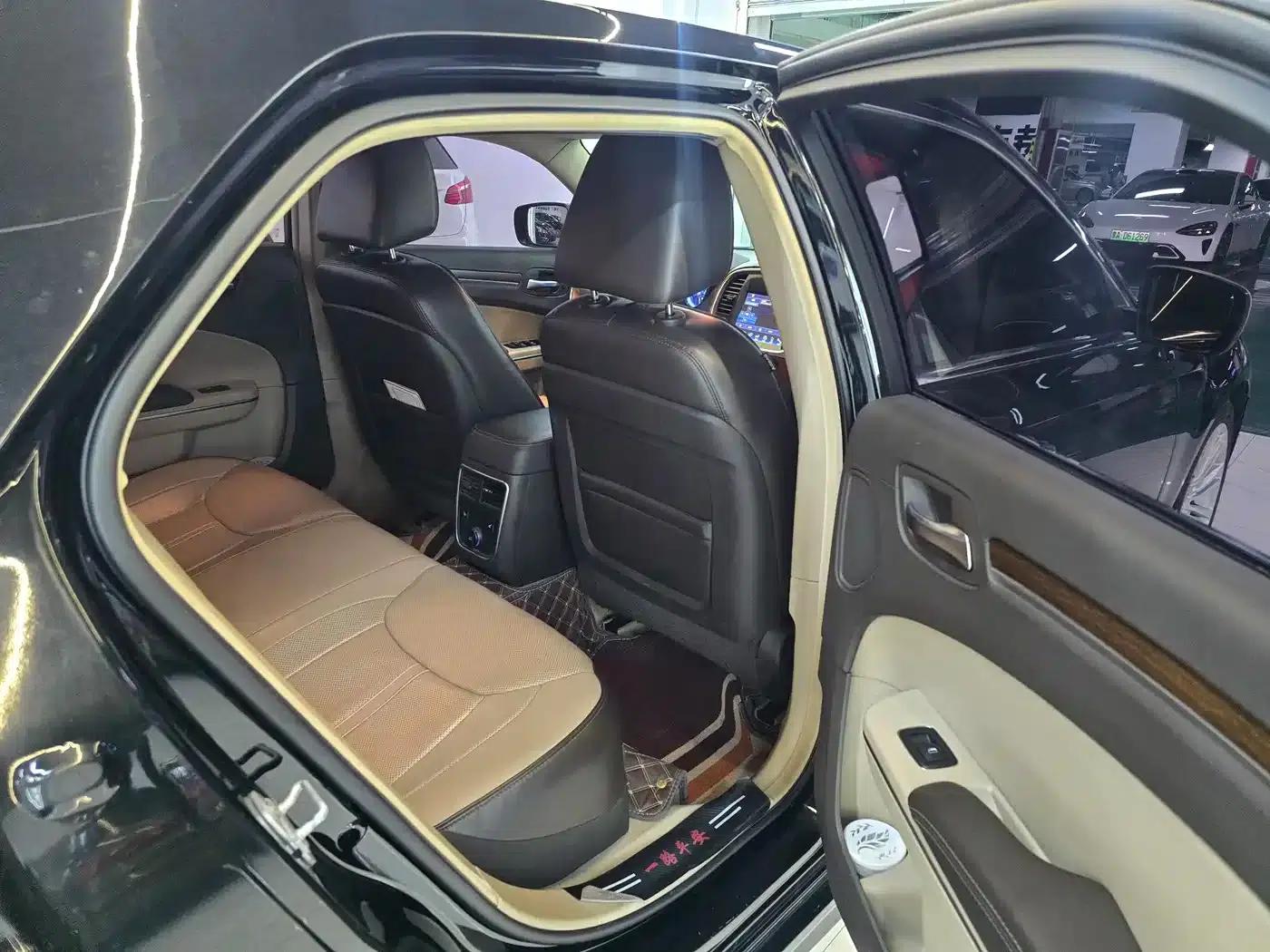 2014 Chrysler 300C Imported Model 3.0L Excellence Edition — миниатюра 6