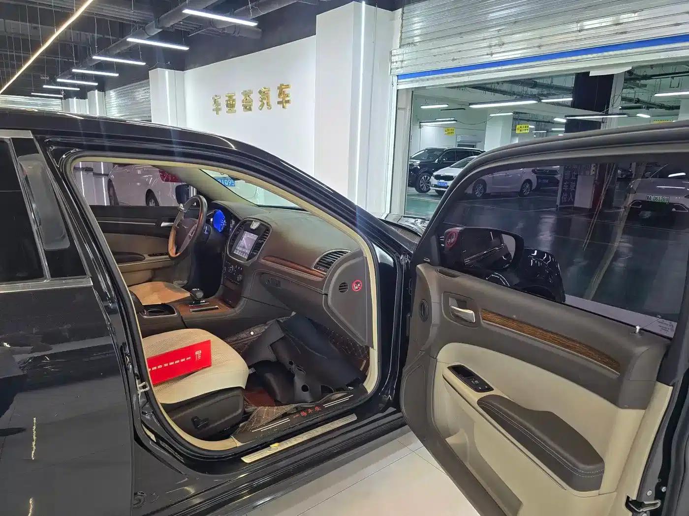 2014 Chrysler 300C Imported Model 3.0L Excellence Edition — миниатюра 8